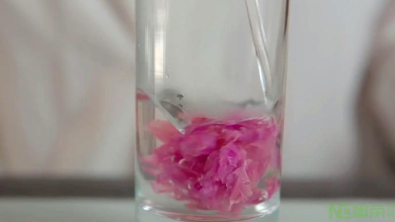 玫瑰花茶能用开水泡吗？