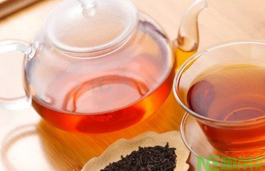 白茶和红茶的哪种更适合女性喝？